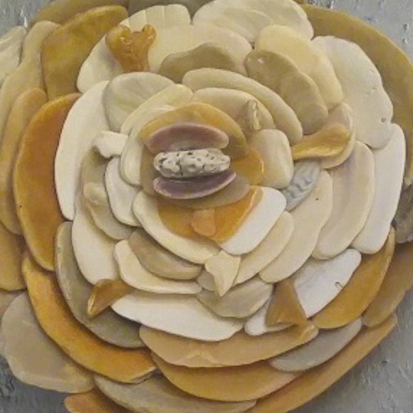 Wall art seashell flower with butterflies - Picture 2 of 4